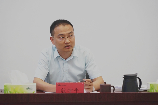 副總經(jīng)理、總經(jīng)濟師殷學平進行總結發(fā)言.jpg